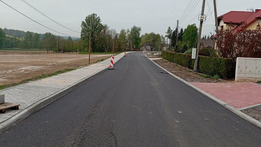 Powiększ: Widok na drogę pokrytą nowym asfaltem. 